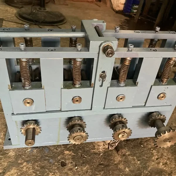 A mechanical gear assembly with toothed gears, shafts, and spring-loaded supports.